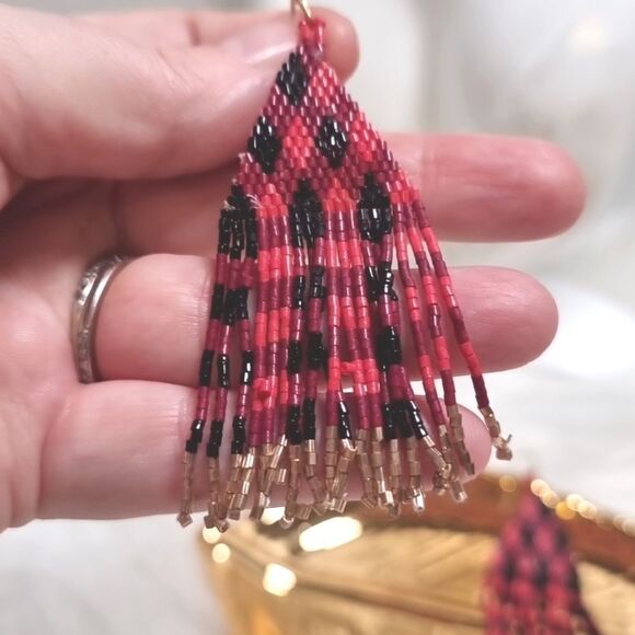New ANTHRO Black & Red Fringe beaded dangle earrings - Picture 4 of 6